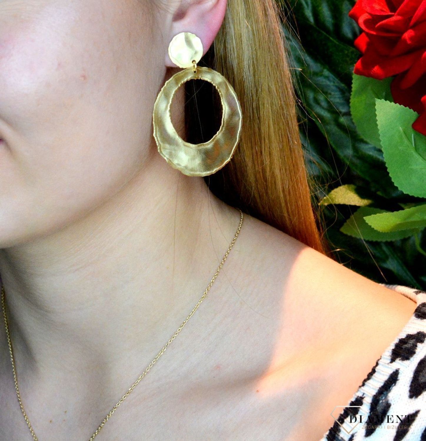 Kolczyki srebrne okrągłe gniecione blaszki pozłacane OR AQ H4180229. Srebrne kolczyki okrągłe w pozłoceniu żółtego złota to ponadczasowa biżuteria 💎. Biżuteria idealna na prezent 💎. Modne kolczyki blaszki gniecione są.jpg